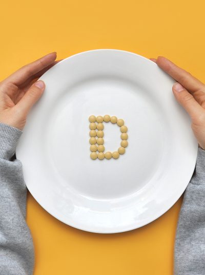 Vitamin D piller på en tallerken. FOTO